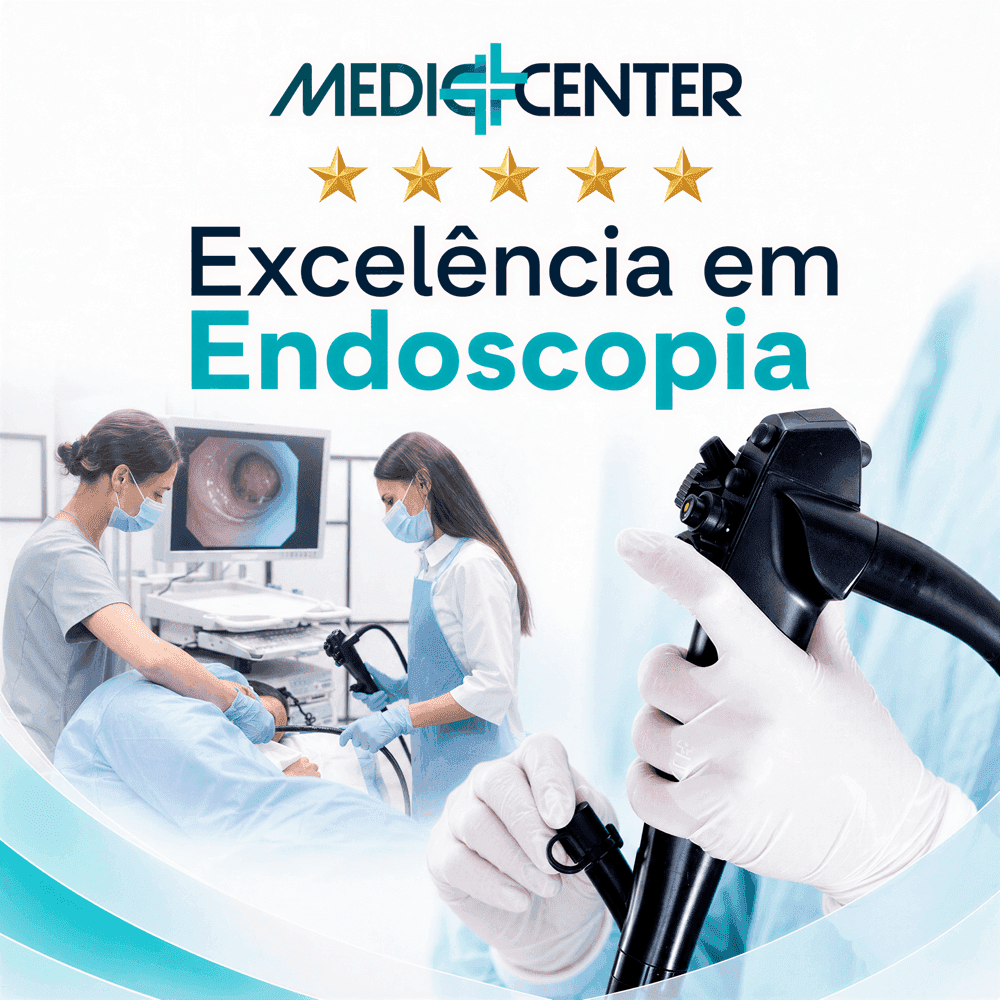 Endoscópio segurado por profissional com luvas, em ambiente clínico da Mediccenter